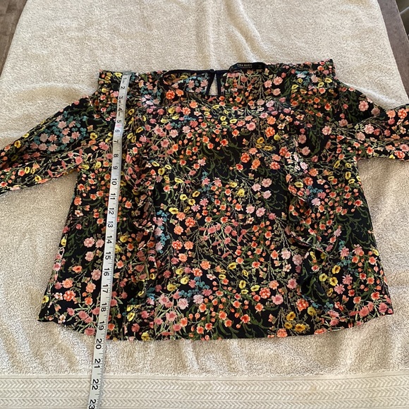 NWOT Zara gorgeous floral blouse w/ a beautiful backing. Stunning floral colors! - Picture 10 of 11